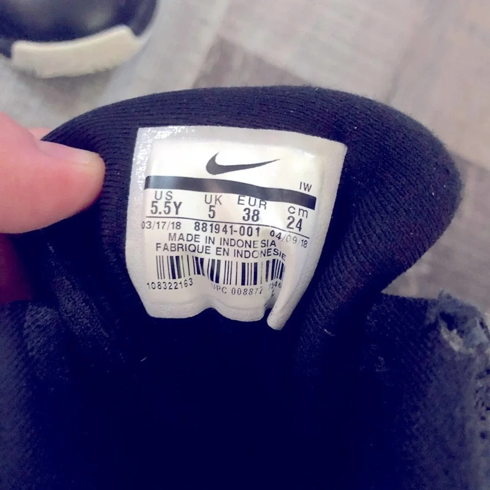 Nike team hustle D8 black boys sneakers